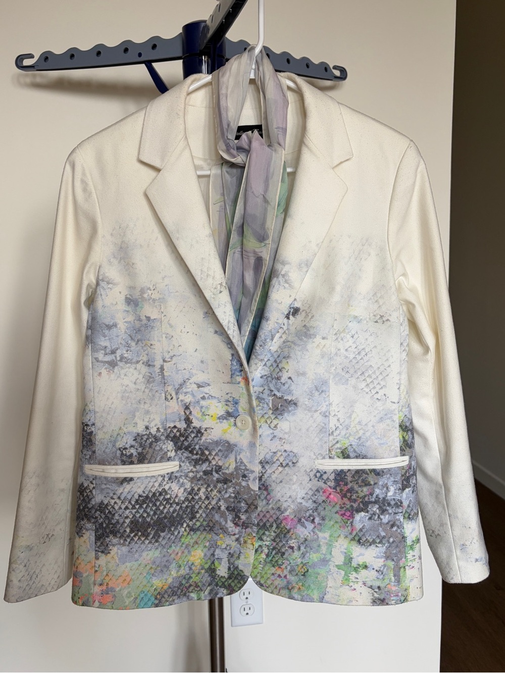 Estelle and Finn (NYC) White Abstract-Print Women's Blazer and Matching Scarf